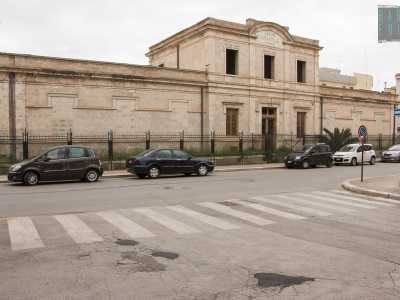 L'ex asilo nido di Bitetto, costruito nel 1914 e chiuso pi� di mezzo secolo fa: oggi nella struttura regna il degrado 